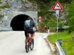 Cyklisti tu bene prechdzaj tunelmi.