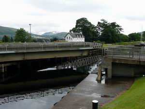 Oto�n� most nad prieplavom