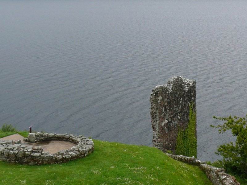 Urquhart Castle, v pozad� Loch Ness