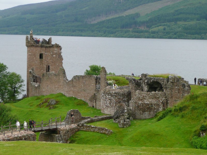 Urquhart Castle, v pozad� Loch Ness